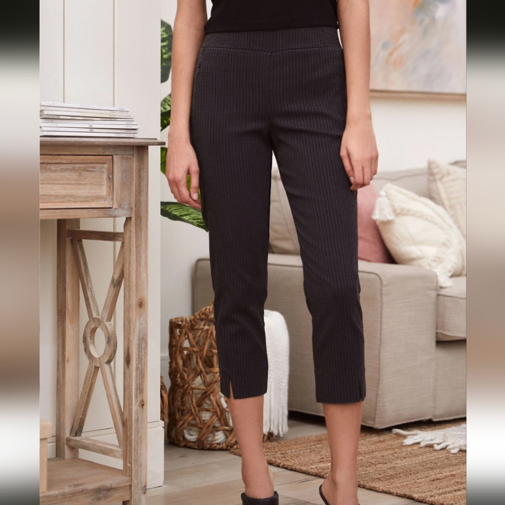 NWT Laura Dot Print Pull On Capris